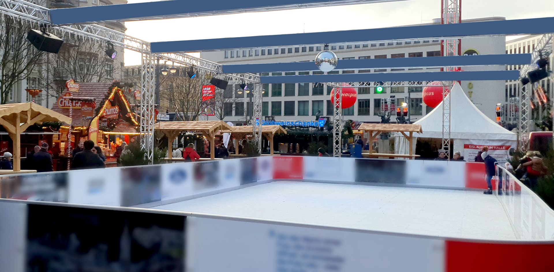 Weihnachtsmarkt in Sangerhausen auf dem Marktplatz mit Eisbahn
